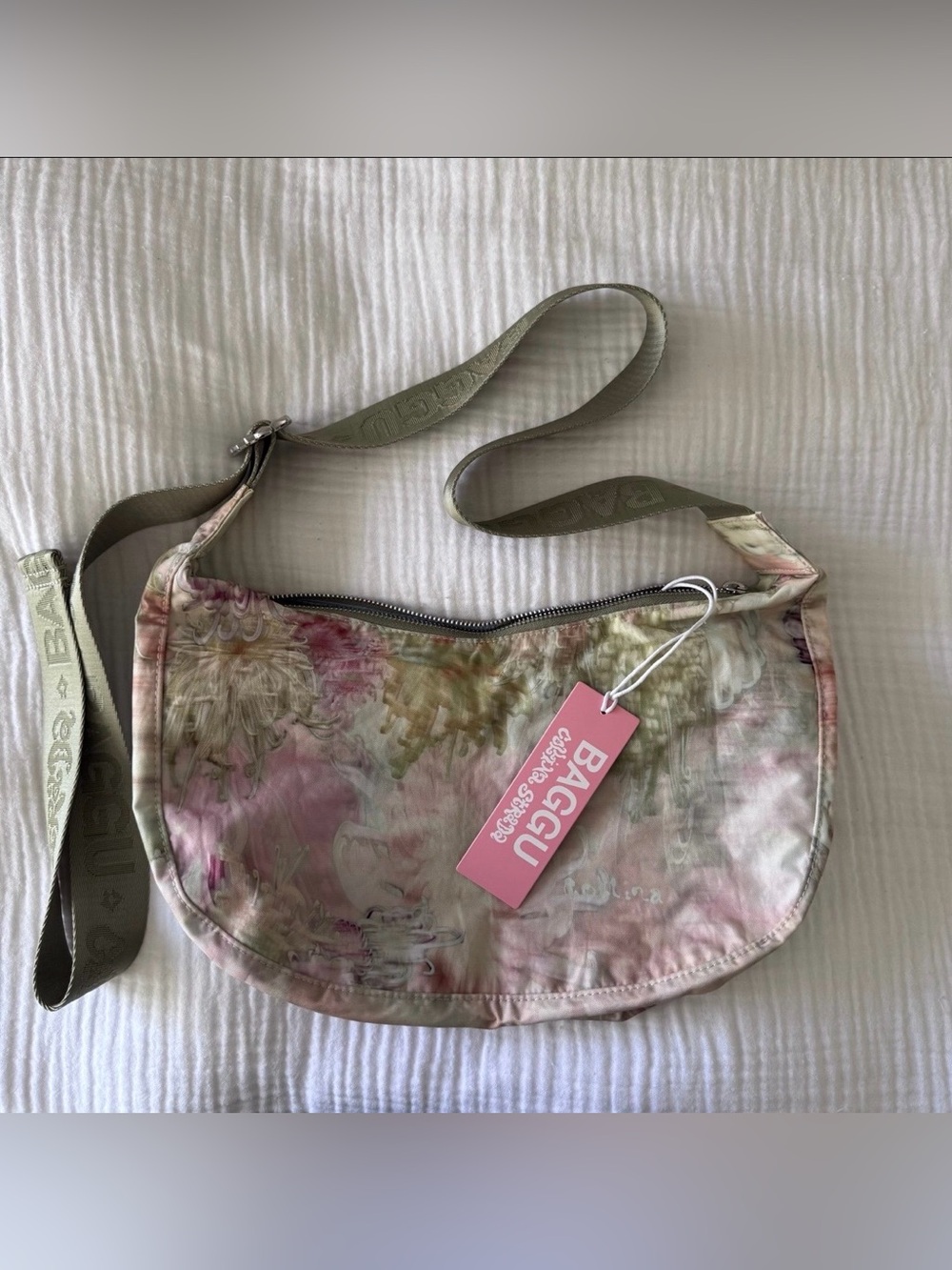 Baggu Collina Strada Medium Crescent in Cream Chrysanthemum